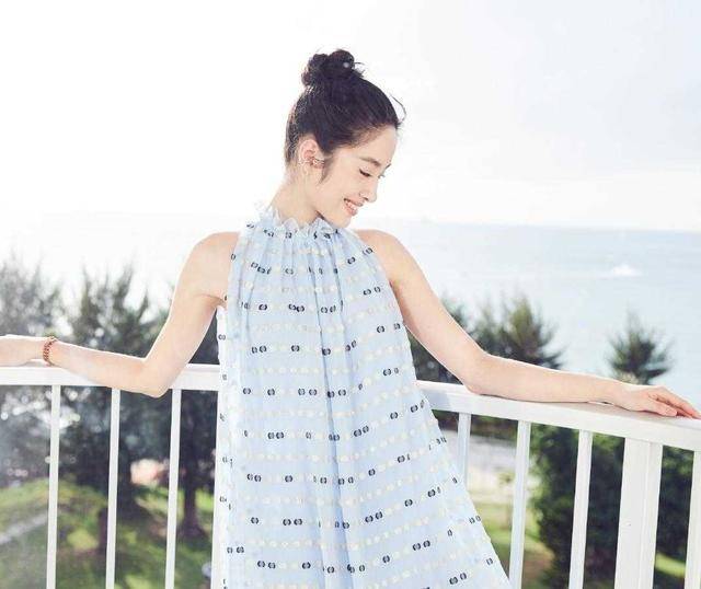 黑色 杨采钰真是好一朵“人间富贵花”，蓝色连衣裙优雅温婉，明媚大气