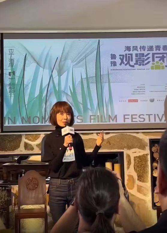 沧桑鲁豫不包装还这么有气质，51岁难掩沧桑，但跟素人比年轻又漂亮！