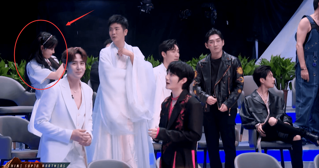 节目组|《追光吧！》首播，21位哥哥齐亮相，唯一遗憾的是她的镜头消失了？