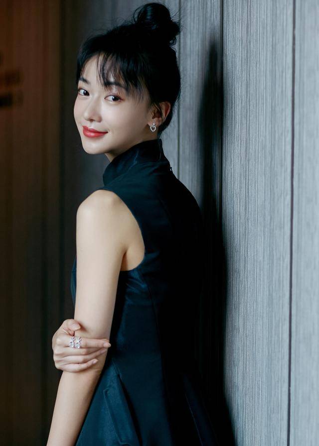 黑色 吴谨言穿九千多黑色连衣裙,扎丸子头搭出古典美,细腰红唇好撩人