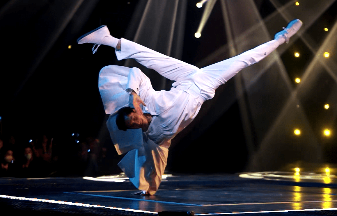 节目组|《追光吧！》首播，21位哥哥齐亮相，唯一遗憾的是她的镜头消失了？