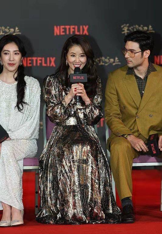 大气 林心如怎么变这样了！鎏金长裙穿出浓浓油腻感，一做大表情脸就垮