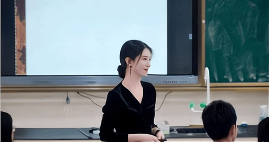 原创26岁的美女教师走红身穿黑色的连衣裙气质清纯惹人羡慕