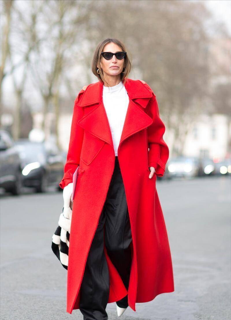 蓝色 穿大衣别老选黑白的了，今年冬天流行彩色大衣，赶时髦的来看看