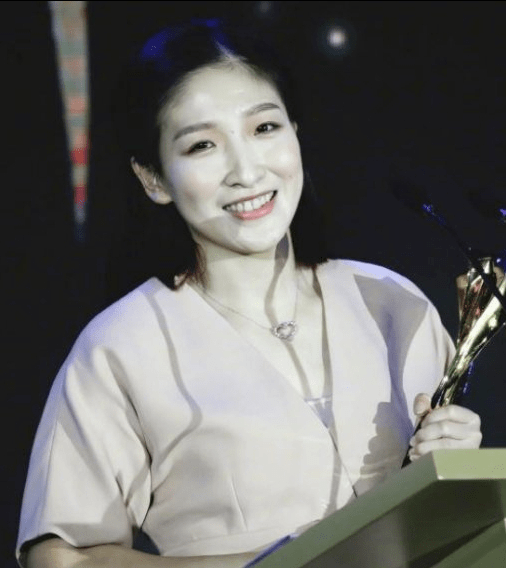 刘诗雯 刘诗雯换上礼裙也太甜了,30多的年龄穿粉裙配淡妆,像不像个小姑娘?