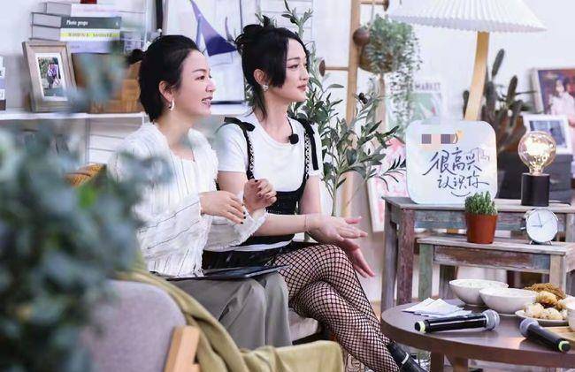 大城市 周迅现身《很高兴认识你》直播间与观众互动，时装设计引热议