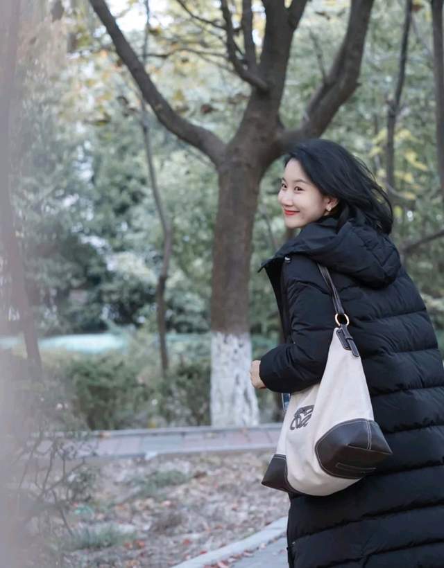 细节 冬天穿衣不要太繁杂，注重穿搭细节，轻松摆脱路人感