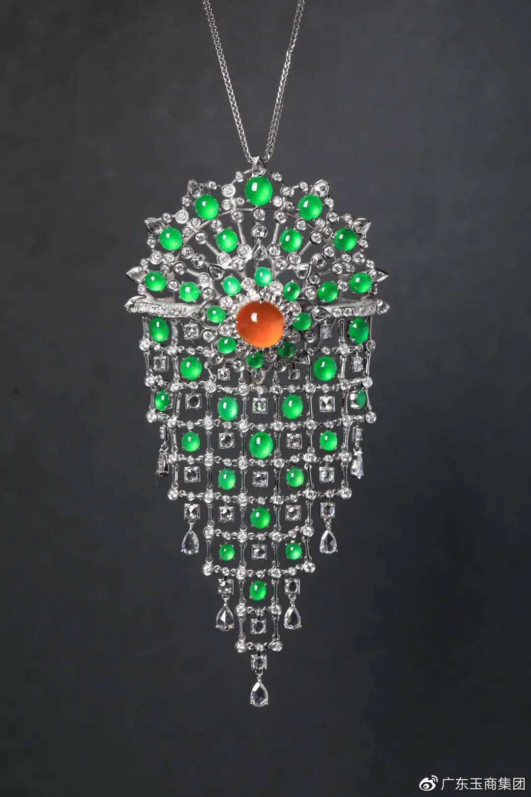 《时来运转》钟暖平 众合工坊▲ 《蝶·影》何泳珊 f·a珠宝