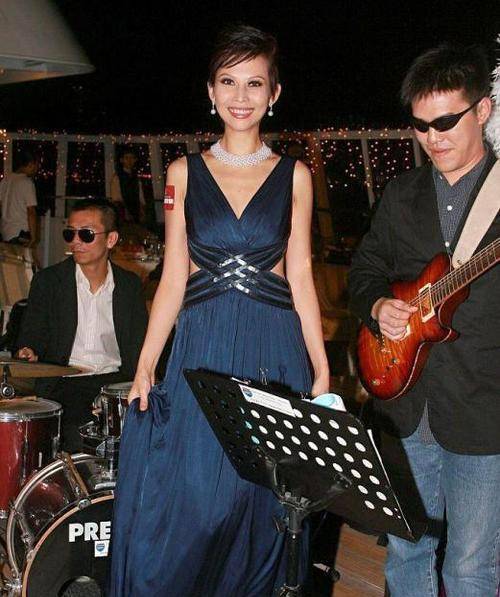 设计 蔡少芬早期照片曝光，穿藏蓝色露背裙配“猫眼妆”，妖艳感十足