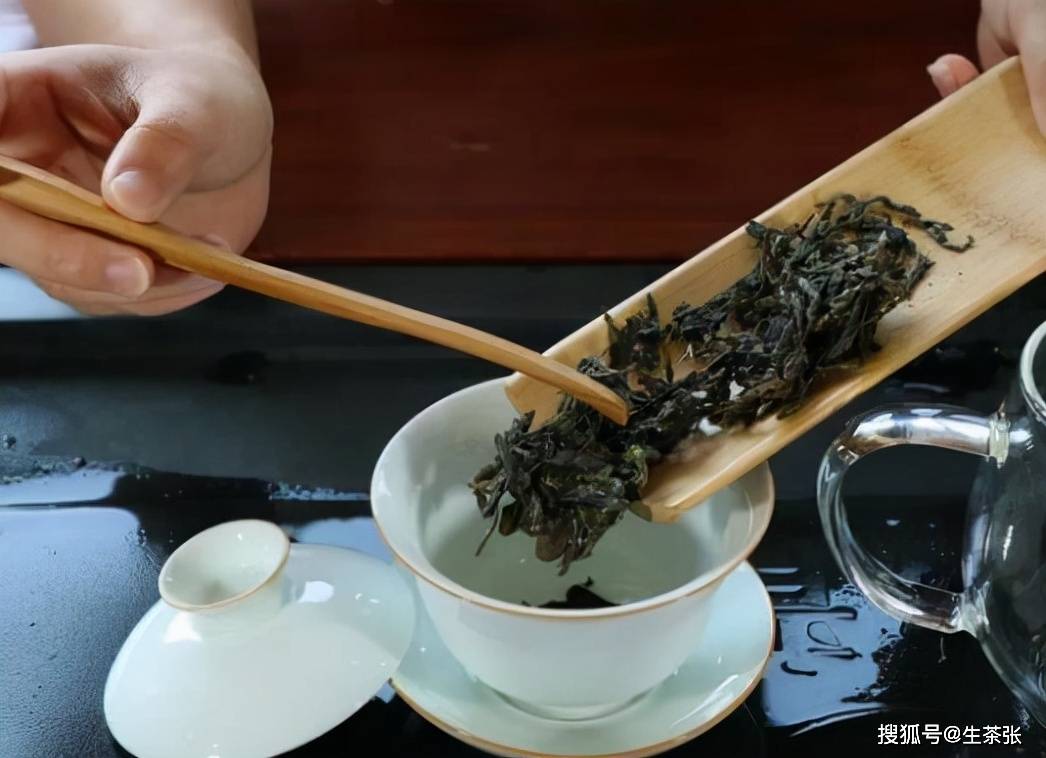 可先根据饮茶人数来决定泡茶容器,人数多自然选择容量大的茶器.