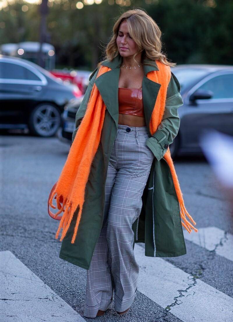 蓝色 穿大衣别老选黑白的了，今年冬天流行彩色大衣，赶时髦的来看看