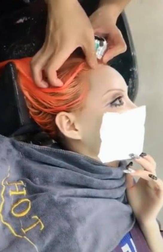 手机“真人芭比”迪丽拉做造型，腿比别人胳膊还细，网友：千万别抬头
