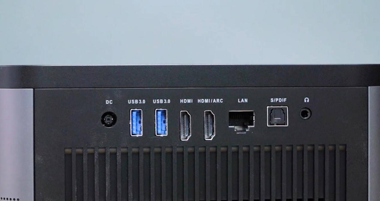 当贝new f3的背面接口现在看还是独一档,2个usb 3.