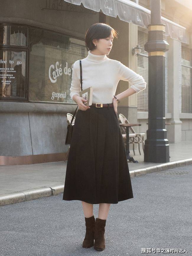 黑色 裤子的版型也是非常友好的直筒裤