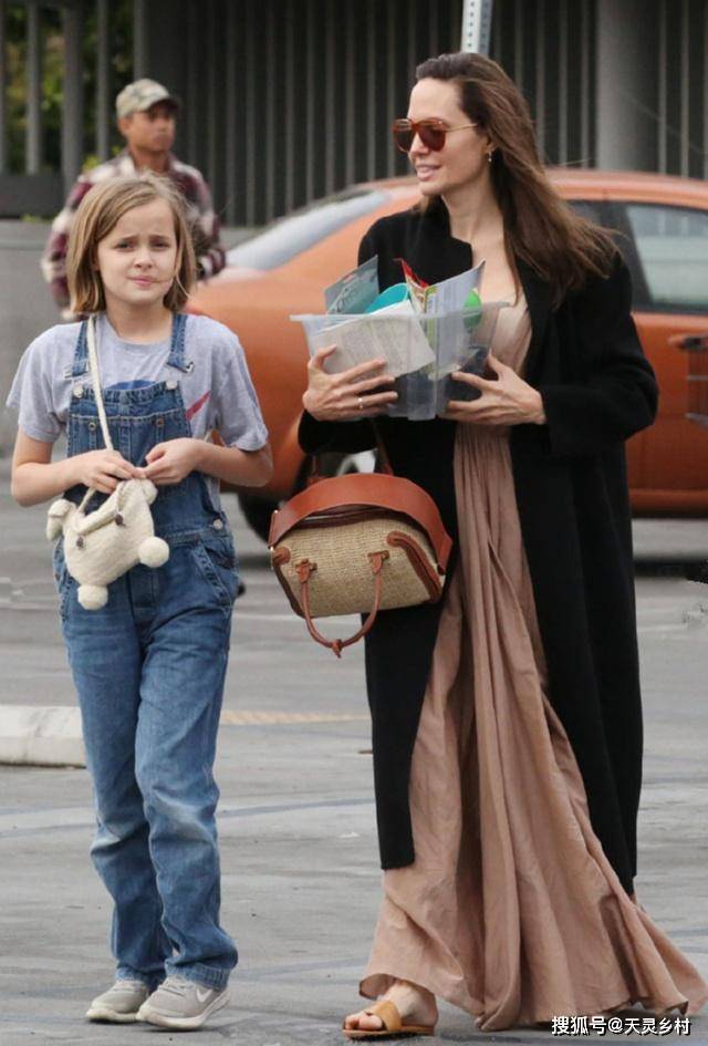 朱莉带女儿出街,穿飘逸白纱裙女神范尽显,薇薇安齐肩短发好可爱_妈妈