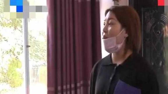 眼睛做完眼部抽脂，右眼睁不开，女子曝光，美容院：我啥都不知道