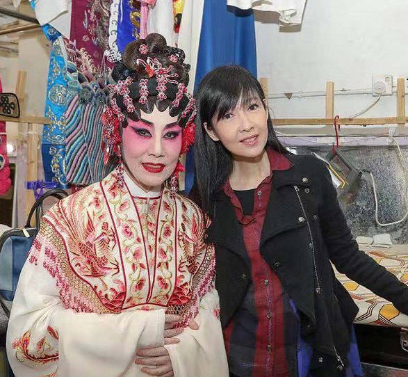 感觉周慧敏合影不怕露皱纹，大方出镜接受衰老的容颜，真实一点不装！