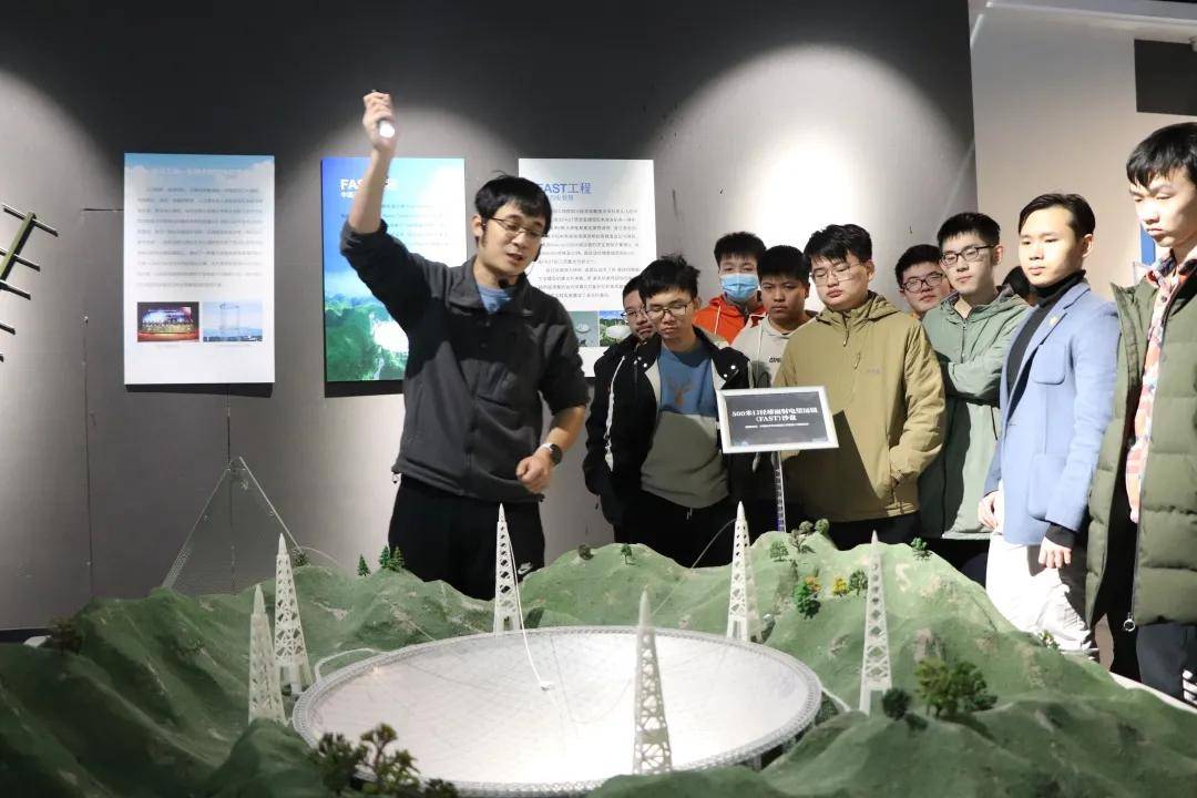 “山野科学家”谢楷教授在西安电子科技大学博物馆里“带货”