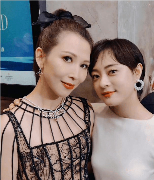 塑造出 《甄嬛传》回忆杀！蔡少芬孙俪靠头合照太亲密，蔡少芬穿黑裙太惊艳