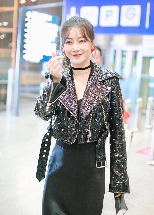 御姐 “皮衣+缎面裙”才是御姐必备造型，跟着陈紫函这样穿，酷飒有范