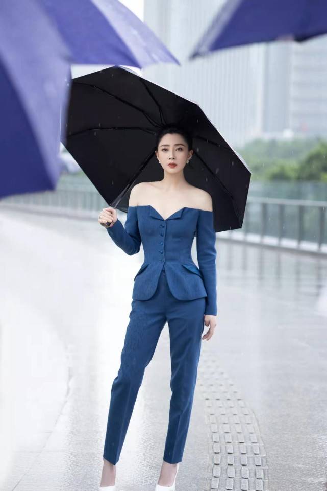 设计 41岁殷桃真是“万人迷”！穿修身打底露肚脐不怕寒风吹，身材超辣