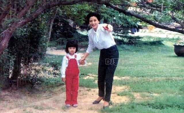 因为|李秀明近照 昔日当红女星 唐国强老搭档 如今65岁 女儿长得