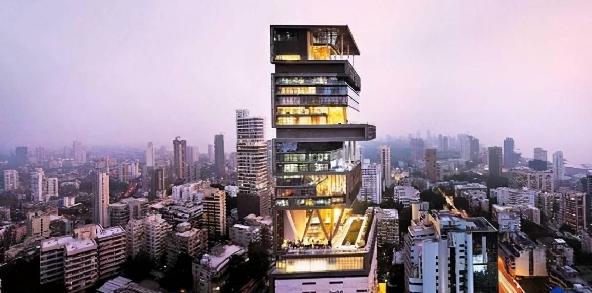 孟买贫富差：上百万人挤贫民窟，首富1家5口住27层高楼豪宅