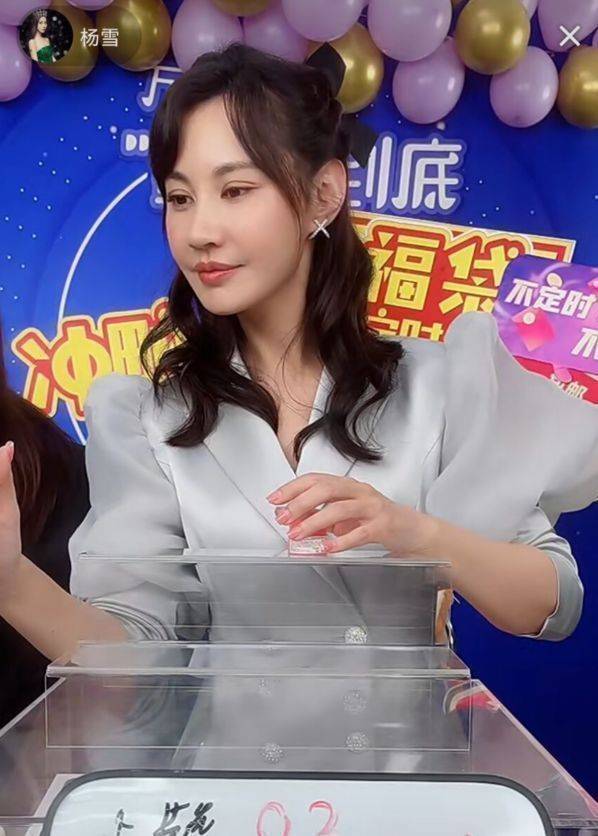 原创43岁杨雪直播人气低迷带货商品不超百元表情管理失败撞脸baby