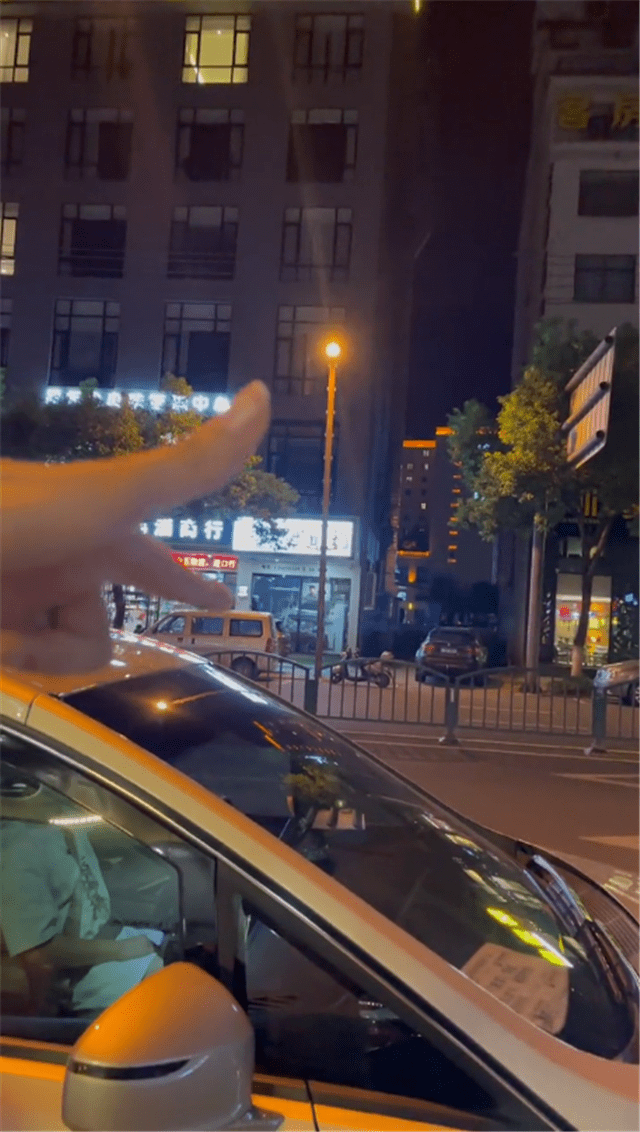 什么|杨超越发视频吐槽狗仔偷拍，没想到狗仔真的就在斜对面？