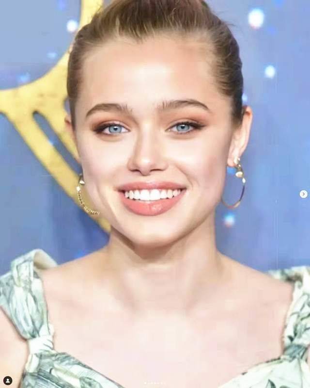 文化 皮特大闺女希洛惊艳红毯,穿印花礼服挺美,脸型就是“复合体”