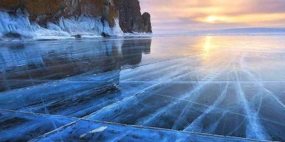 冬季的贝加尔湖美如画，梦幻蓝冰和气泡冰，让人惊叹