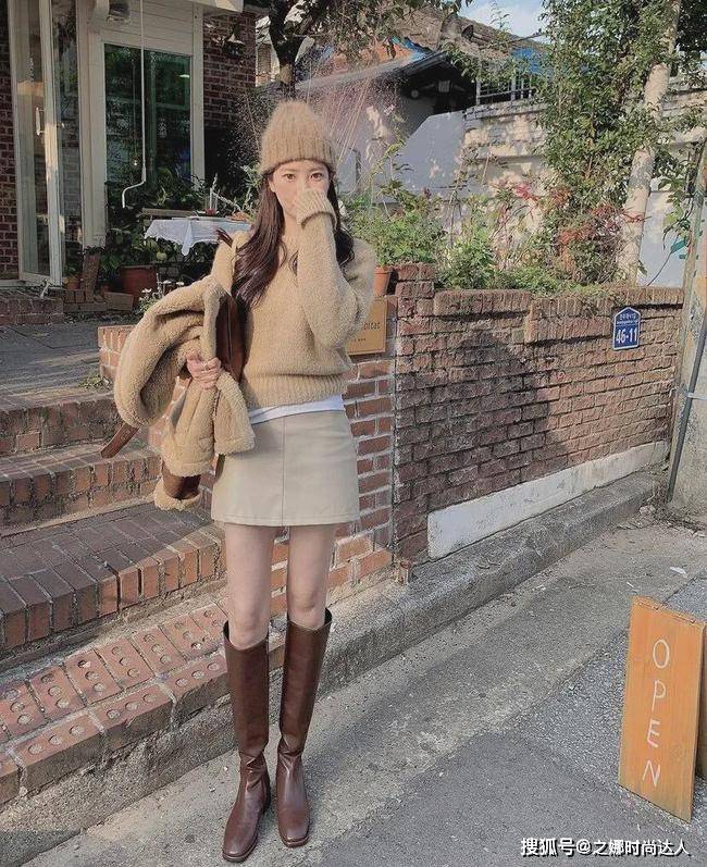 脚踝 清新的碎花连衣裙搭配栗色毛衣开衫,表达出深秋的浪漫