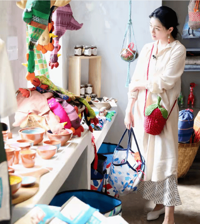 进行 大S离婚后首露面！穿波点透视装瘦回杉菜少女感爆棚，比小S还嫩