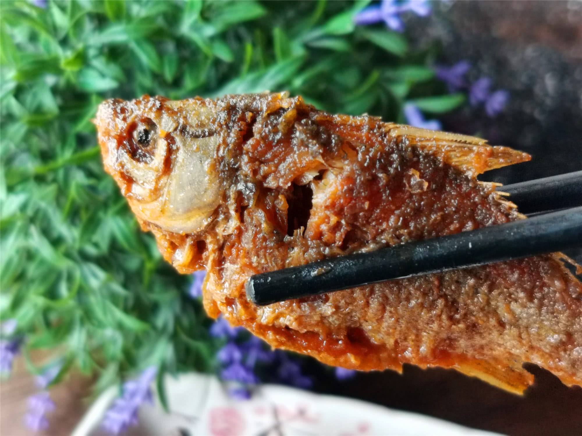 原创秋天要多吃鲫鱼教你五香酥鲫鱼做法酸辣开胃鱼刺都能吃