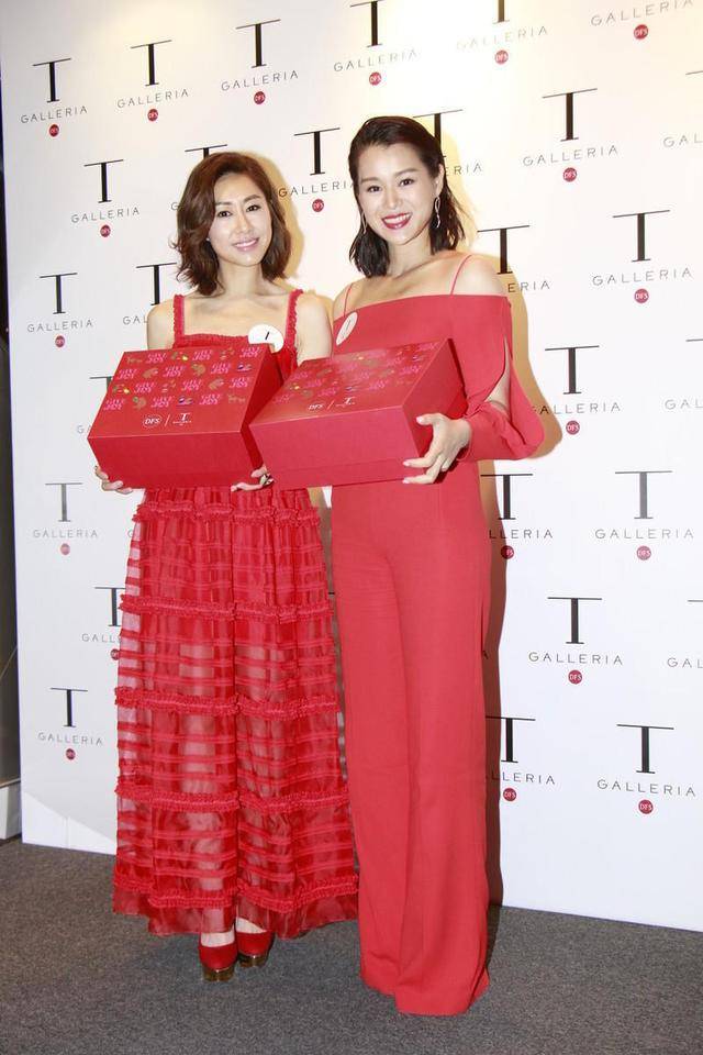胡杏儿 胡杏儿身材虽然微胖，但穿衣品味出众，穿红色连体裤简约高级