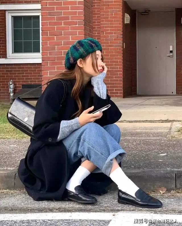 帆布鞋 秋冬穿大衣，就别配靴子了！这3双鞋与大衣更“合拍”，时髦高级