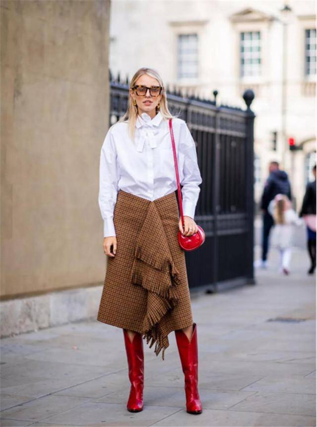 小腿肚 别再穿裸靴了,今年流行“膝盖靴”,150女生穿上后轻松显高10cm