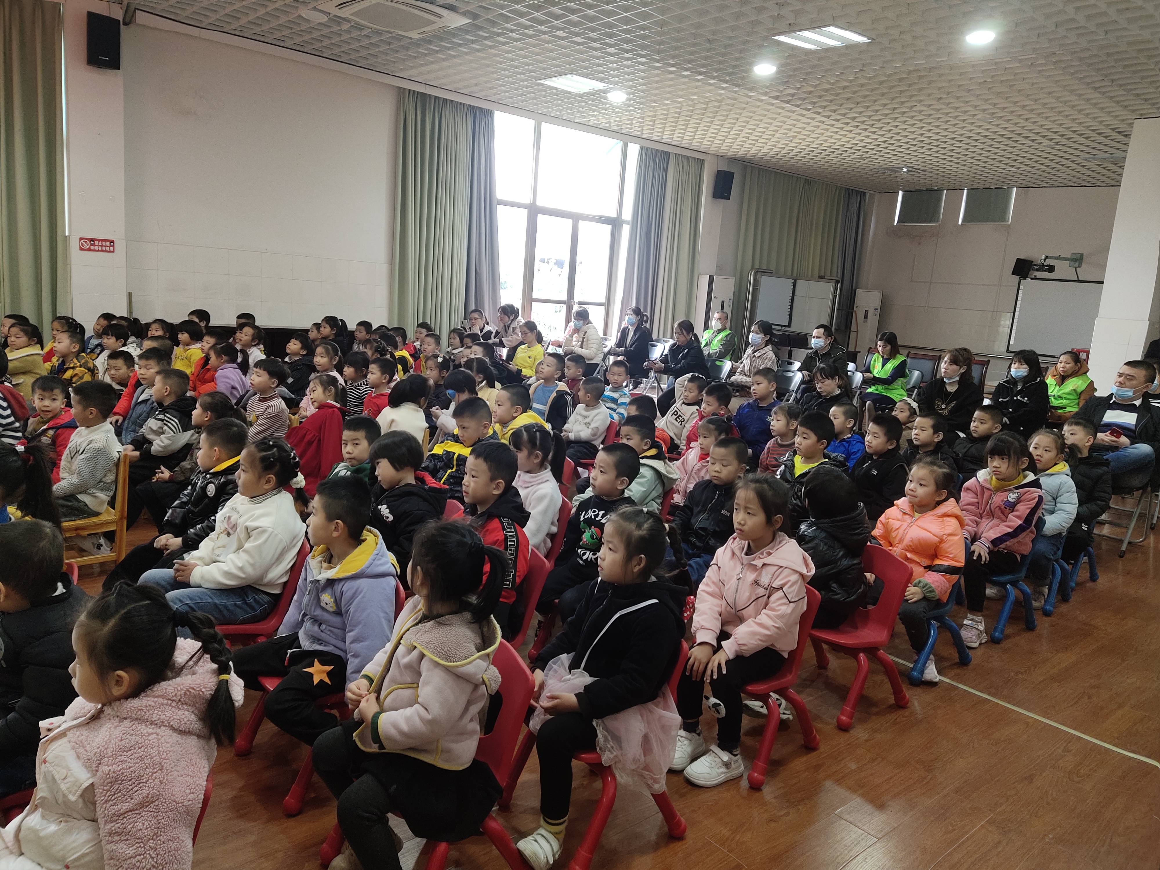 下桂林幼兒園大班年段孩子們認真許建森老師上課