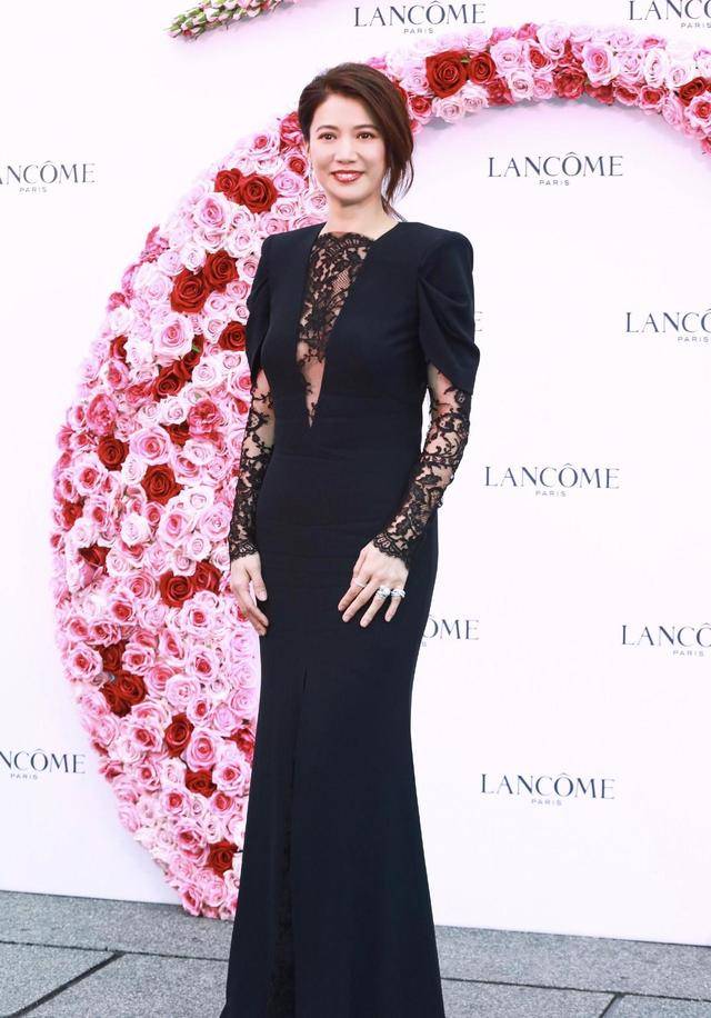 进行 真正见过世面的女人，穿西装很少配衬衫，看袁咏仪的穿搭你就懂了