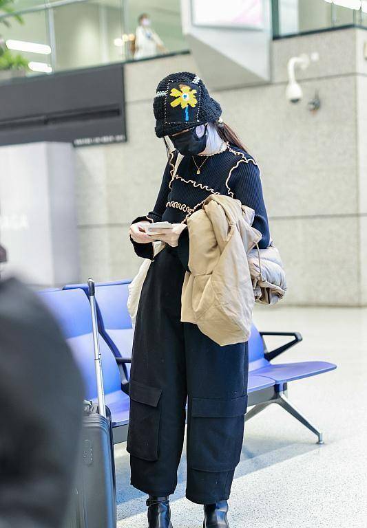 服装 郭碧婷没有阔太架子，素颜就出门了，穿搭也很随意舒服的