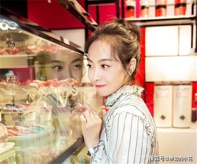 发型女人再懒也别披头散发！今年巨乖的4种“扎发”，时尚减龄显脸小