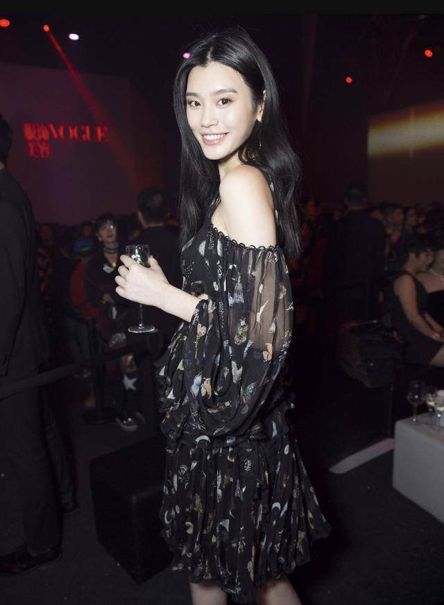 原创奚梦瑶不愧是超模身材有料又敢穿一袭黑色露腰连衣裙性感优雅