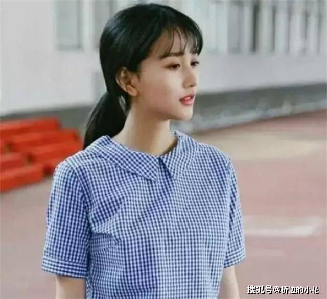 发型女人再懒也别披头散发！今年巨乖的4种“扎发”，时尚减龄显脸小