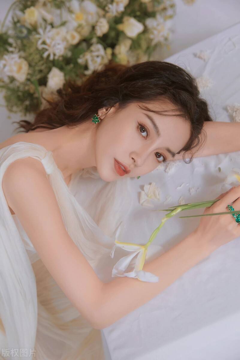 杨颖杨颖Angelababy最近的礼服裙造型好美，宛如花仙子