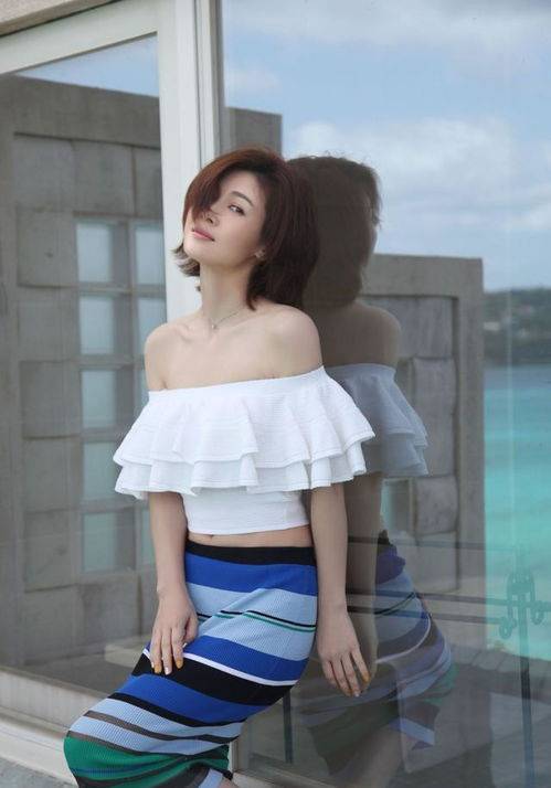 原创童蕾穿宝蓝色长裙喝咖啡黑超红唇很吸睛