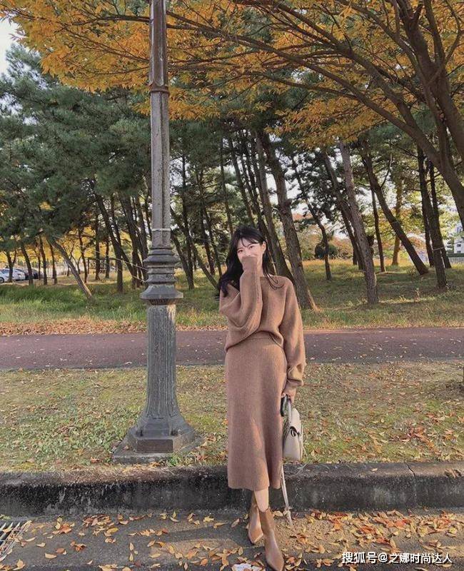 脚踝 清新的碎花连衣裙搭配栗色毛衣开衫,表达出深秋的浪漫