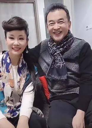 舞台|黄宏近照头发稀疏花白，自然搂住于文华显亲昵，61岁暴瘦二十斤