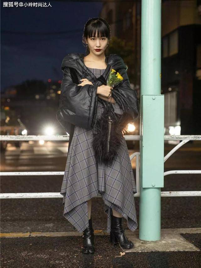 羽绒服 今年火了一种搭配，叫“包臀羽绒服+裙子”，时尚又保暖谁穿谁美