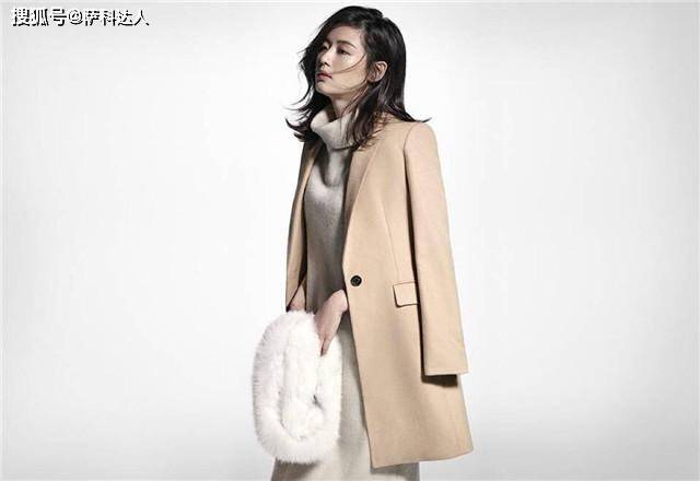 大衣 见过世面的女人大衣很少配打底裤，看全智贤这5套穿搭，高级大气