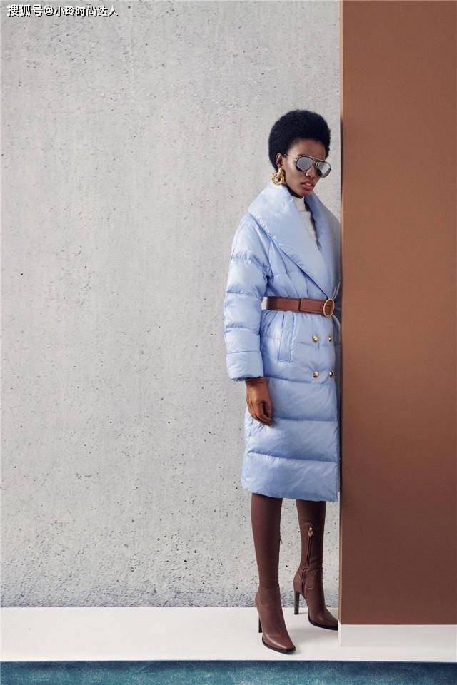 羽绒服 今年火了一种搭配，叫“包臀羽绒服+裙子”，时尚又保暖谁穿谁美